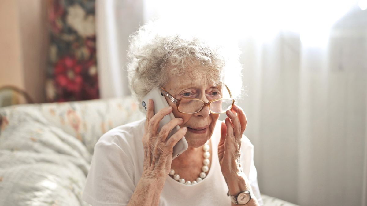 Seniorka rozmawia przez telefon z oszustką