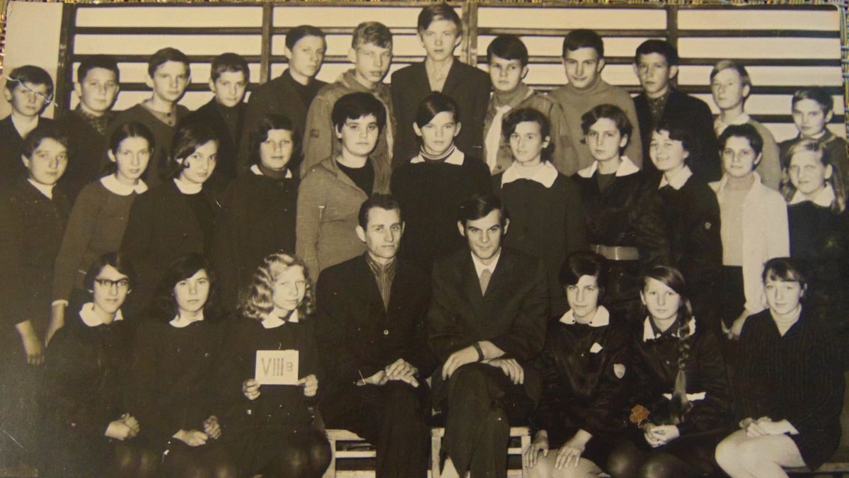 Drugi z lewej w górnym rzędzie to Krzysztof Wiśniewski 