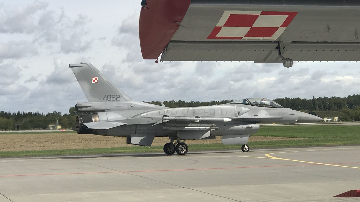 f16