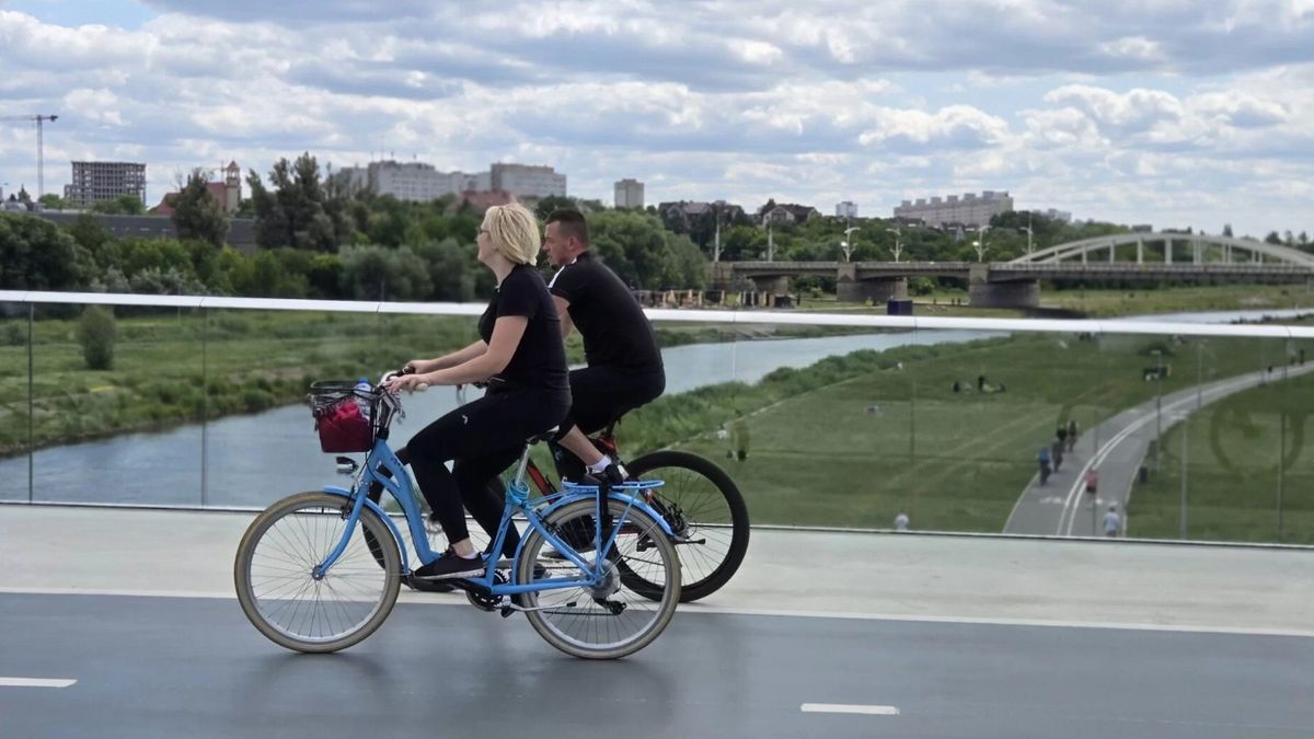 Rowerzyści na Kładce Berdychowskiej w Poznaniu 