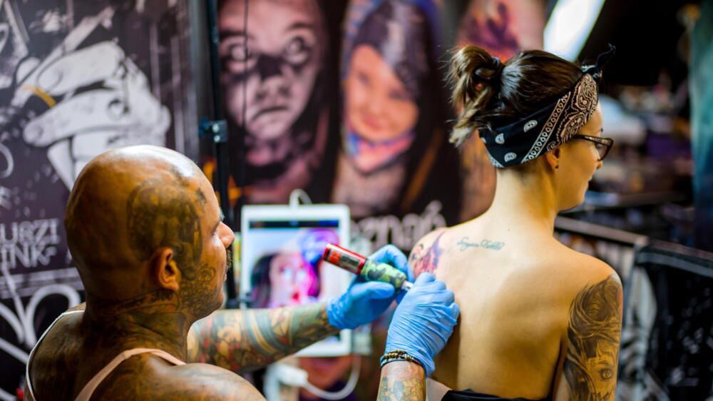 konwent tatua�u
Katowice, 03.10.2021. Uczestnicy Katowice Tattoo Konwent 2021 odbywaj�cego si� na terenie Mi�dzynarodowego Centrum Kongresowego w Katowicach, 4 bm. Dwudniowe wydarzenie (2-3 bm.) to m.in.: strefa wystawiennicza, strefy tematyczne, konkursy, koncerty, pokazy i wystawy. (ag/doro) PAP/Andrzej Grygiel
Andrzej Grygiel
cia�o, event, konwent, Mi�dzynarodowe Centrum Kongresowe, ozdabianie, ozdoba, strefa, sztuka, tatuator, tatua�, tatua�ysta, uczestnicy, wydarzenie, wystawcy