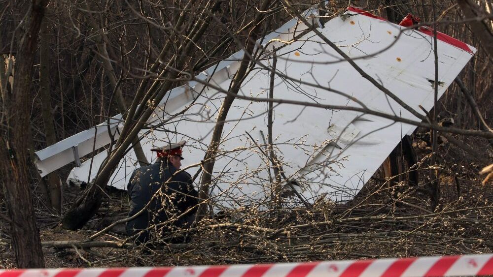 Polish government Tupolev Tu-154 plane crash near Smolensk airport
epa02110966 A Russian police officer sits near a fragment of the wreckage of a Polish government Tupolev Tu-154 plane that crashed near Smolensk airport, Russia, 10 April 2010. All people aboard the plane including Polish President Lech Kaczynski and his wife Maria Kaczynska were killed in the crash.  EPA/SERGEI CHIRIKOV
Dostawca: PAP/EPA.
SERGEI CHIRIKOV
katastrofa smole�ska, smole�sk, tu 154, tu-154, wrak, tragedia, samolotu prezydenckiego rz�dowego, smolenskwrak, qei290