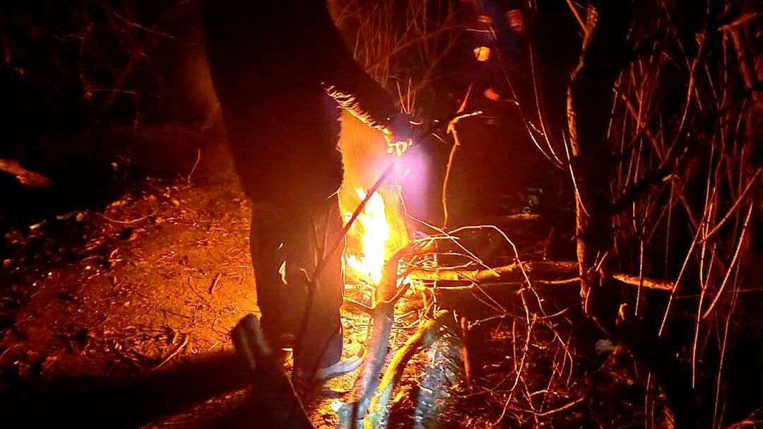 Bezdomny mężczyzna chciał się ogrzać 