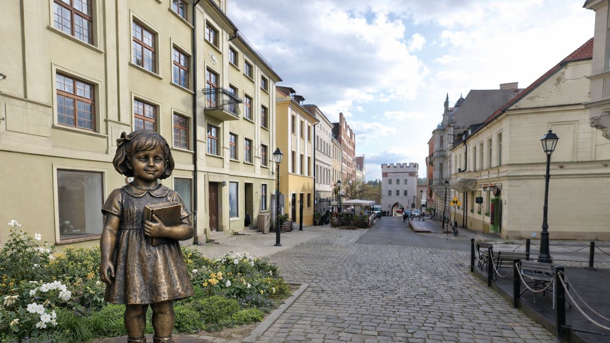 Mała Szymborska czyli pomnik szczęśliwego dzieciństwa.