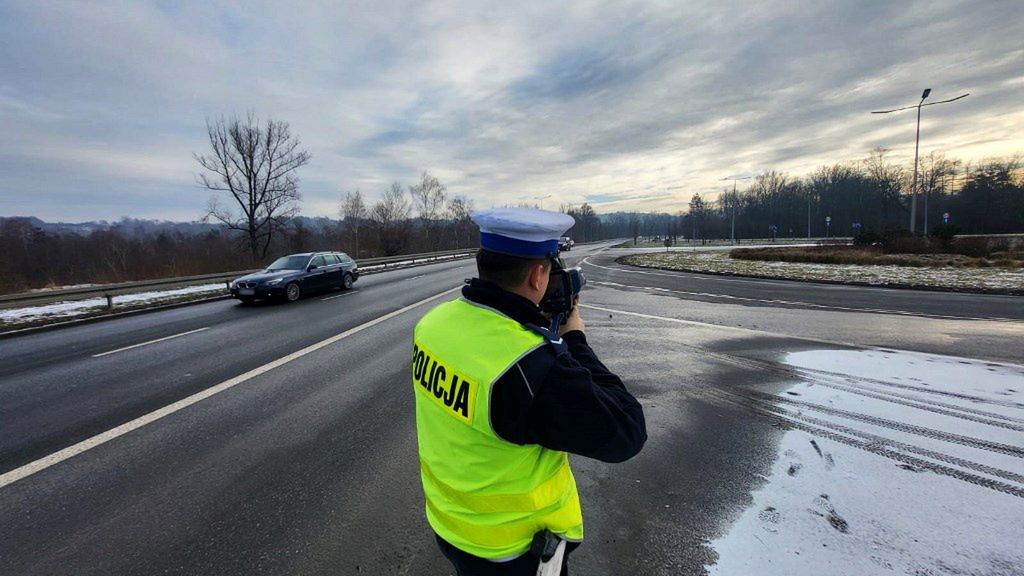 Funkcjonariusz drogówki na służbie