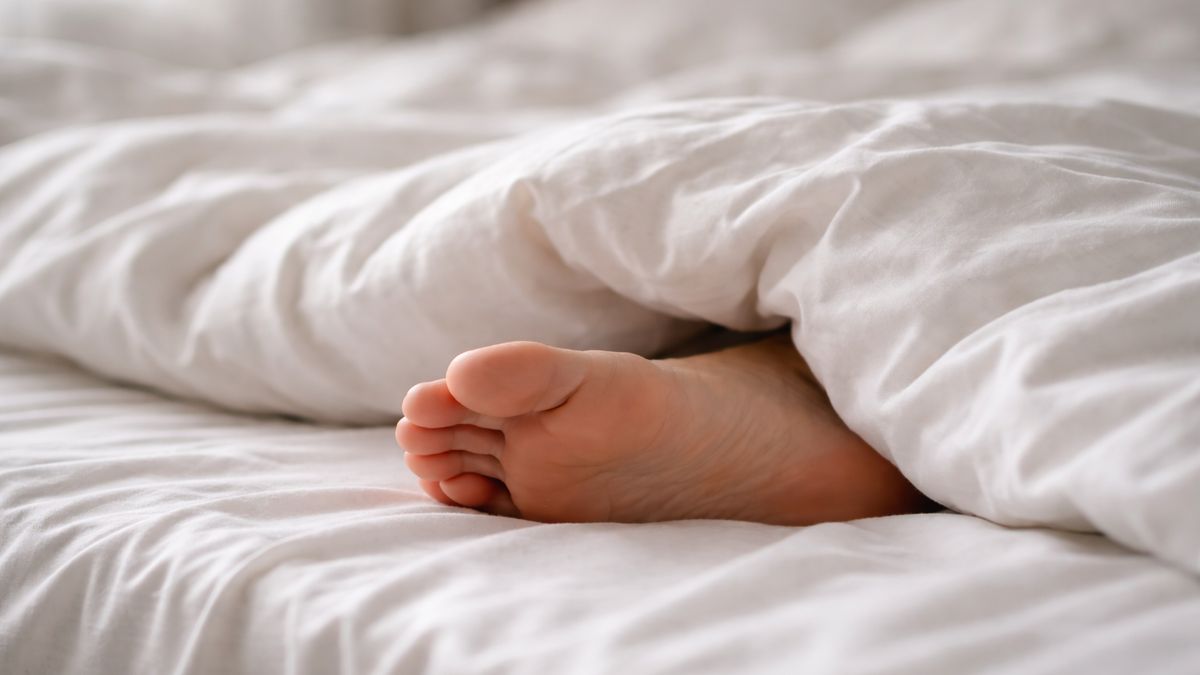 stopa wystająca spod kołdry podczas snu
