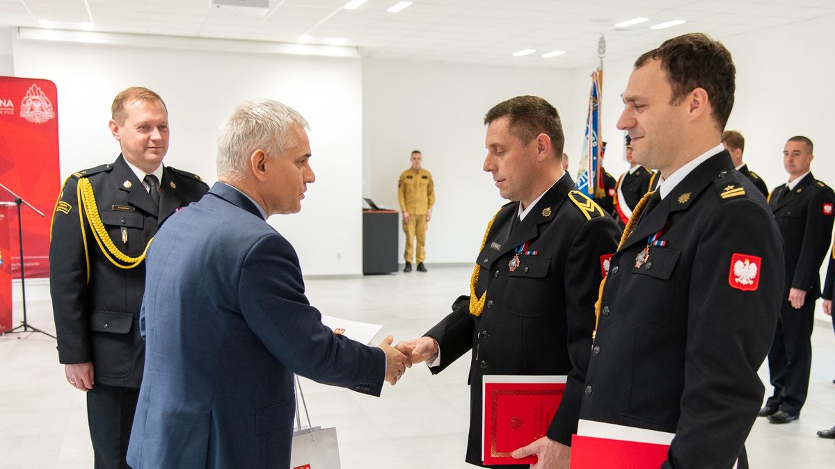 Starosta wyróżnił dwóch strażaków. 