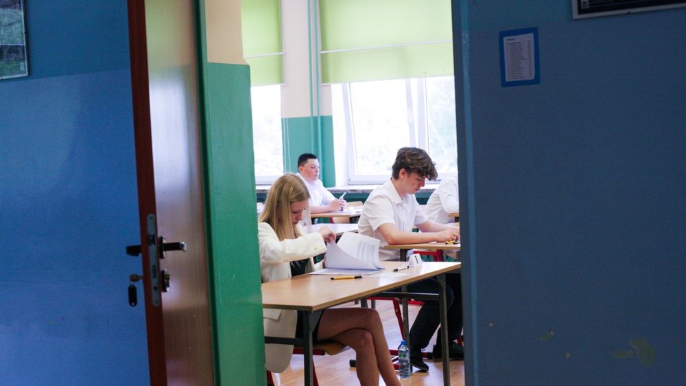 uczniowie
Gorz�w Wielkopolski, 23.05.2023. Uczniowie przed egzaminem �smoklasisty w Szkole Podstawowej nr 21 im. Orl�t Lwowskich w Gorzowie Wielkopolskim, 23 bm. Pisemnym egzaminem z j�zyka polskiego rozpoczyna si� trzydniowy egzamin �smoklasisty. Przyst�pienie do egzaminu jest warunkiem uko�czenia szko�y podstawowej. (sko) PAP/Lech Muszy�ski
Lech Muszy�ski
edukacja, egzamin, nauka, �smoklasisty, szko�a, szko�y podstawowej