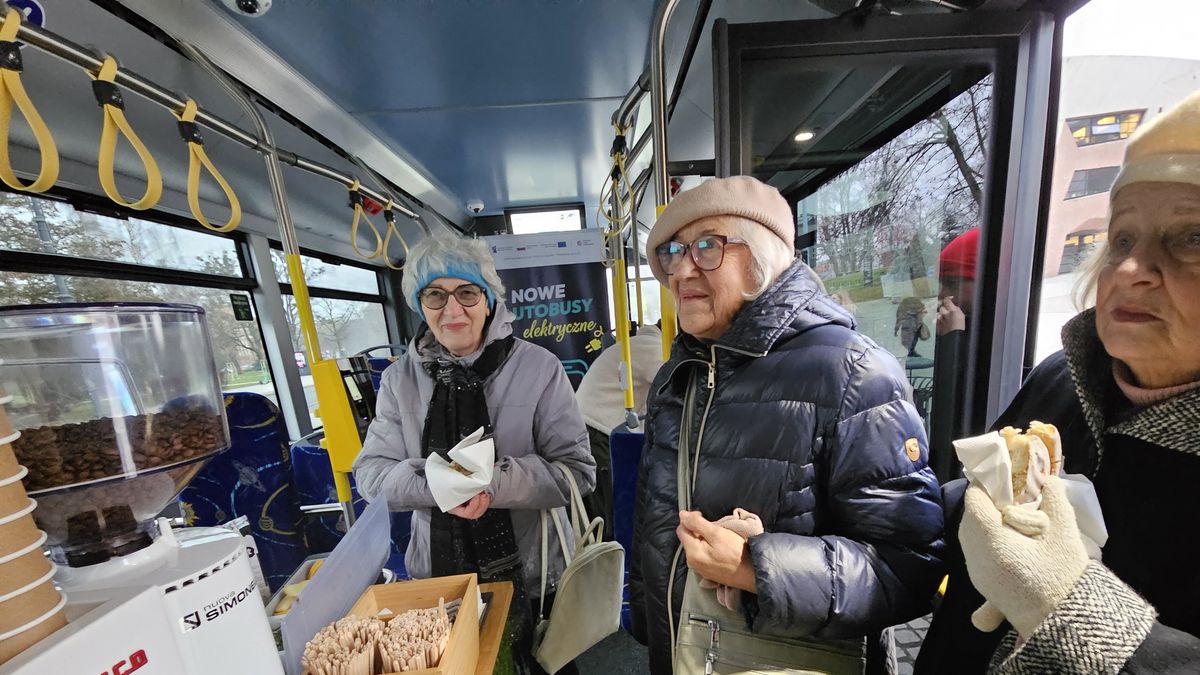 Seniorzy w mobilnej kawiarni