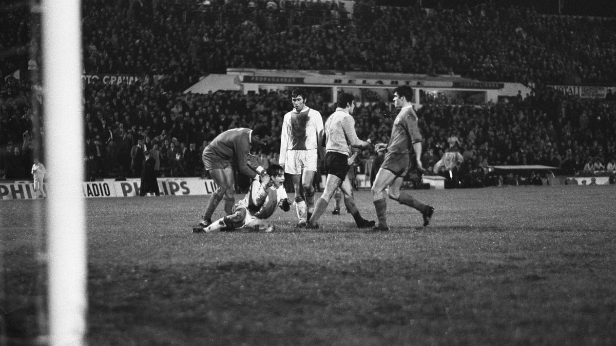 Mario Coluna łapie Johana Cruijffa za szyję w trakcie meczu w 1969 roku fot. Eric Koch/CC0