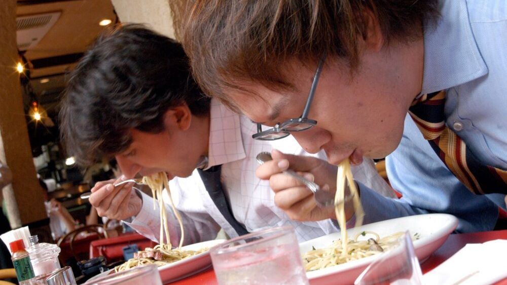 CUSTOMERS EAT SPAGHETTI
Japanese customers eat lunch at an Italian restaurant in central Tokyo, Monday 08 September 2003. Japan's imports of spaghetti and macaroni rose by 9.6% in 2002 to 100,863 tons, surpassing 100,000 tons for the first time to hit a record high, according to Tokyo Customs data released recently. The previous record was 94,153 tons in 2000. EPA PHOTO/EPA/-//
-