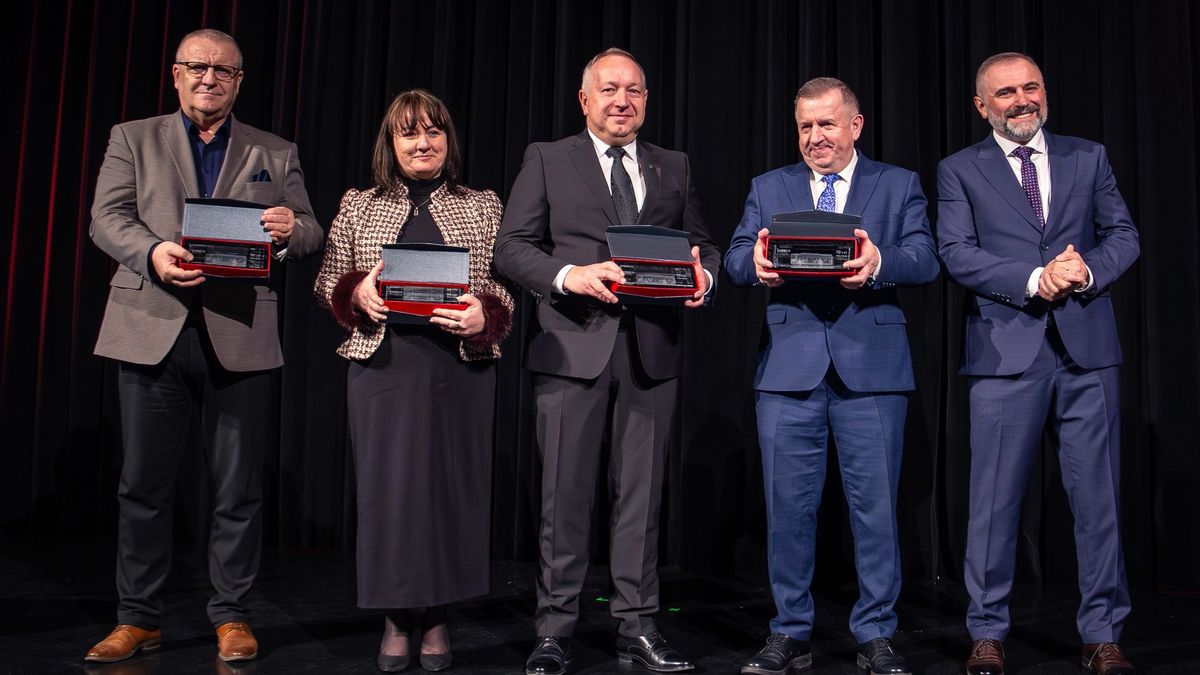 Na zdjęciu: Prezydent Artur Łakomiec oraz przedstawiciele MZK