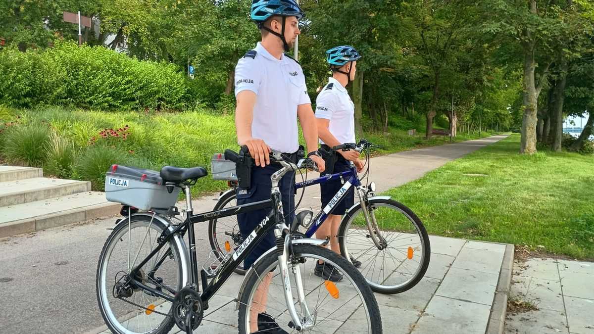 Policja patroluje ulice na rowerach 