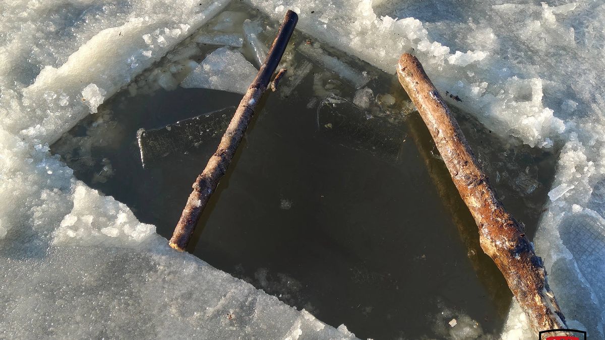 Strażacy OSP Napachanie wycięli przeręble na stawie – mieszkańcy