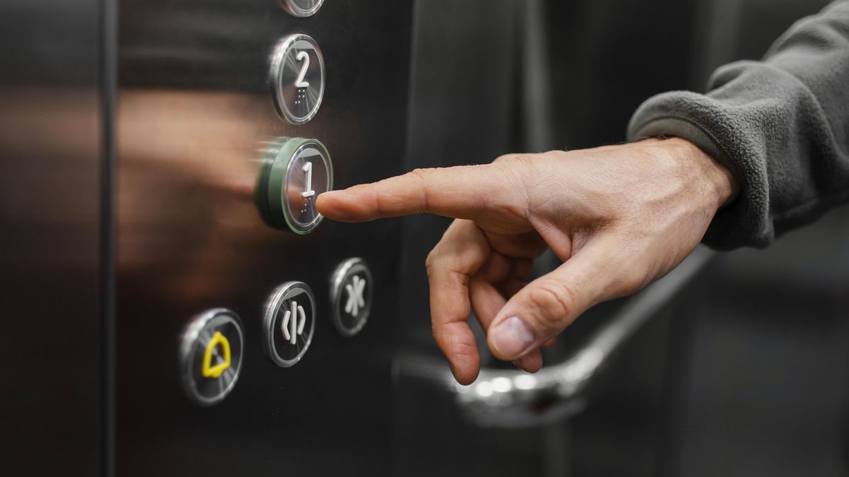 Zatrzaśnięty w windzie