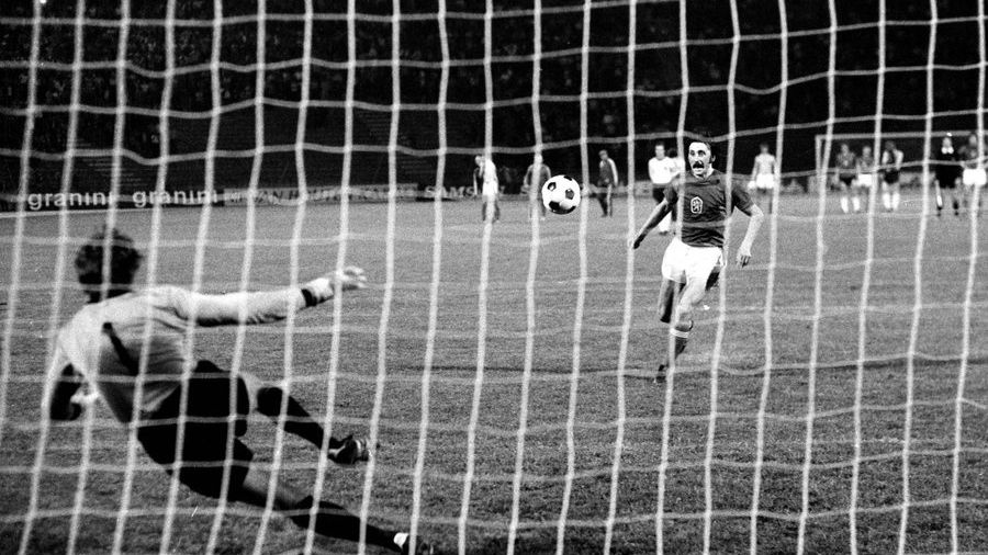 Antonin Panenka strzela decydującą jedenastkę w meczu z Niemcami
