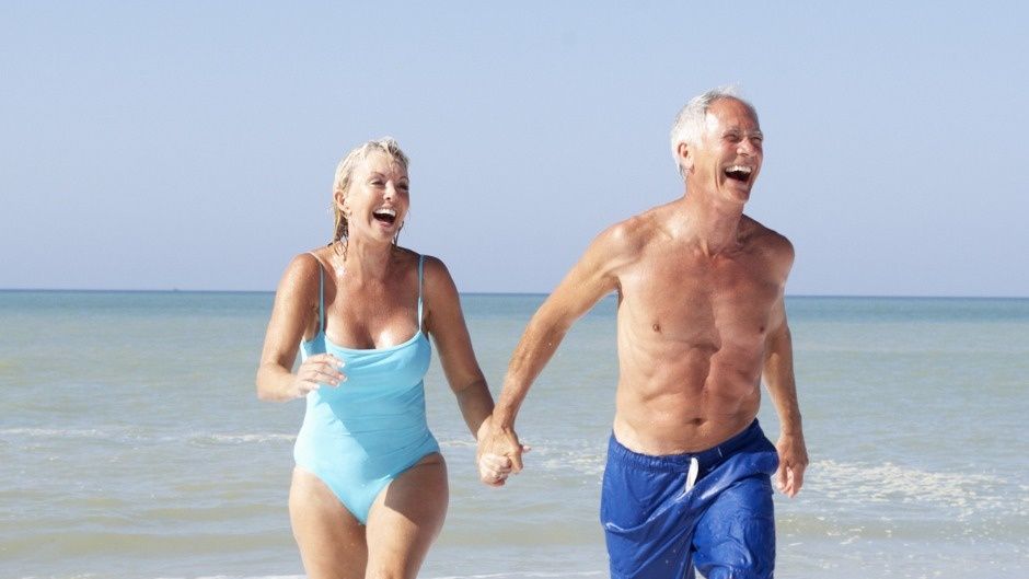podróż seniora plaża i morze