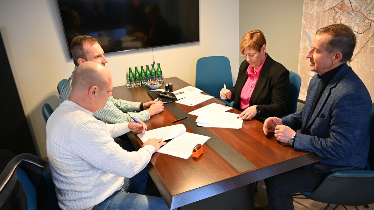 Podpisanie umowy na modernizację budynku w Rogowie