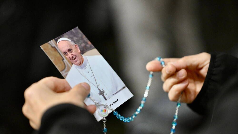 Pope Francis remains hospitalized in Rome
epa11922537 A faithful attends a Rosary prayer for the health of Pope Francis who is hospitalized with pneumonia, in St. Peter's Square, Vatican City, 24 February 2025. The pope was admitted on 14 February due to a respiratory tract infection.  EPA/ALESSANDRO DI MEO 
Dostawca: PAP/EPA.
ALESSANDRO DI MEO
people, religion