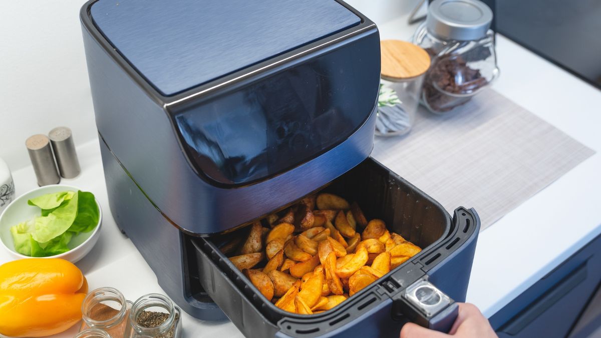 dlaczego air fryer śmierdzi