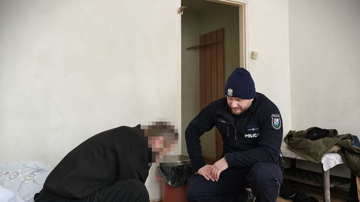 Policjanci pomagają w czasie mrozów
