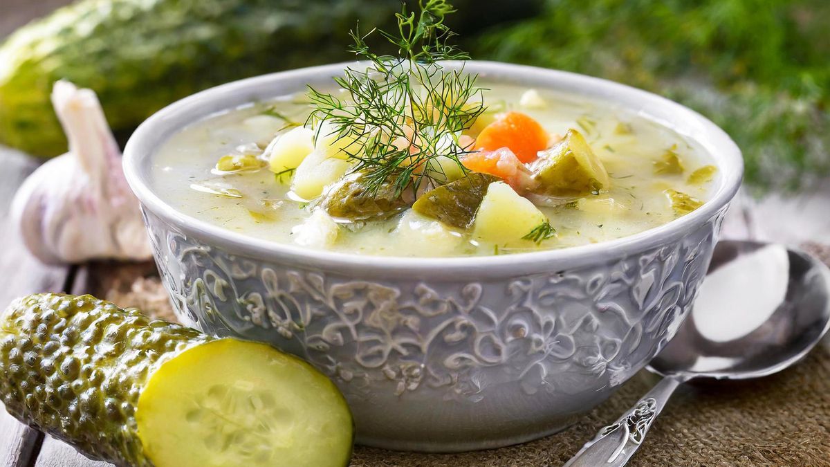 Zupa ogórkowa w misce
