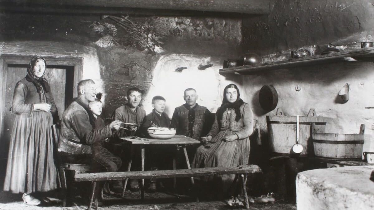 Wieczerza u wójta, Gostwica, powiat nowosądecki, 1922 rok.