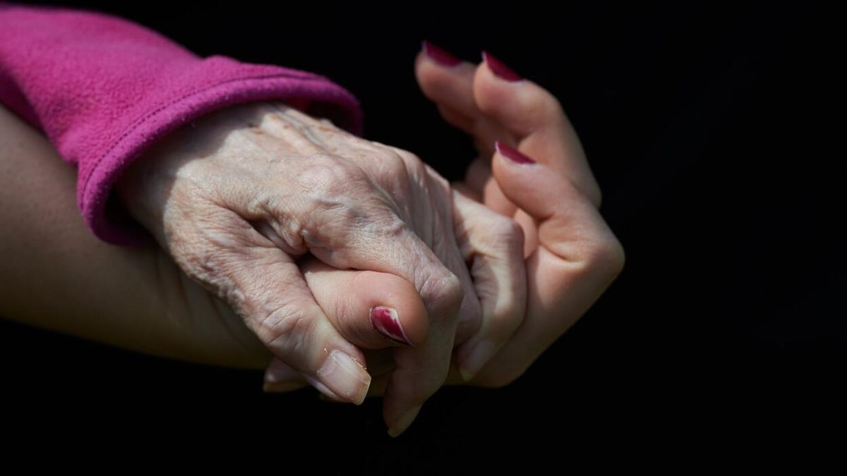 D�onie
Sopot, 25.05.2015. D�onie opiekunki i mieszkanki Domu Pomocy Spo�ecznej w Sopocie, 25 bm.
PAP/Adam War�awa 
(aw/awol)
Adam War�awa
emeryt, emerytura, kondycja, ludzie, podesz�y, senior, s�dziwy, starsi ludzie, starsza osoba, starzenie, trzeci, wiek, ilustracja