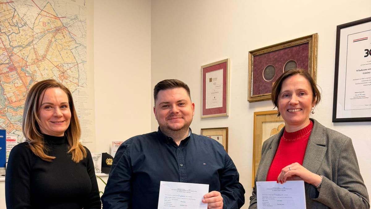 Samorząd Gminy Łubianka podpisuje umowę z wykonawcą