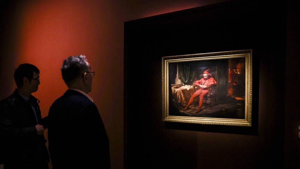 Louvre Museum opens 'Figures of the fool. From the Middle Ages to the Romantics' exhibition
epa11660729 Two men look at the painting 'Stanczyk at the Queen Bona's Ball after the Loss of Smolensk' by Jan Matejko during a press presentation of the exhibition 'Figures of the fool. From the Middle Ages to the Romantics' at the Louvre Museum in Paris, France, 15 October 2024. The exhibition explores the figure of the medieval madman through various representations, and runs from 16 October 2024 until 03 February 2025.  EPA/TERESA SUAREZ 
Dostawca: PAP/EPA.
TERESA SUAREZ
arts, exhibition, jan matejko, luwr, museum, obraz