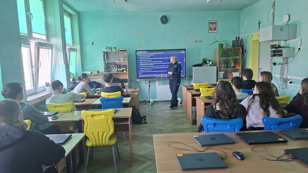 Funkcjonariusza KPP Ostrowiec w trakcie prelekcji