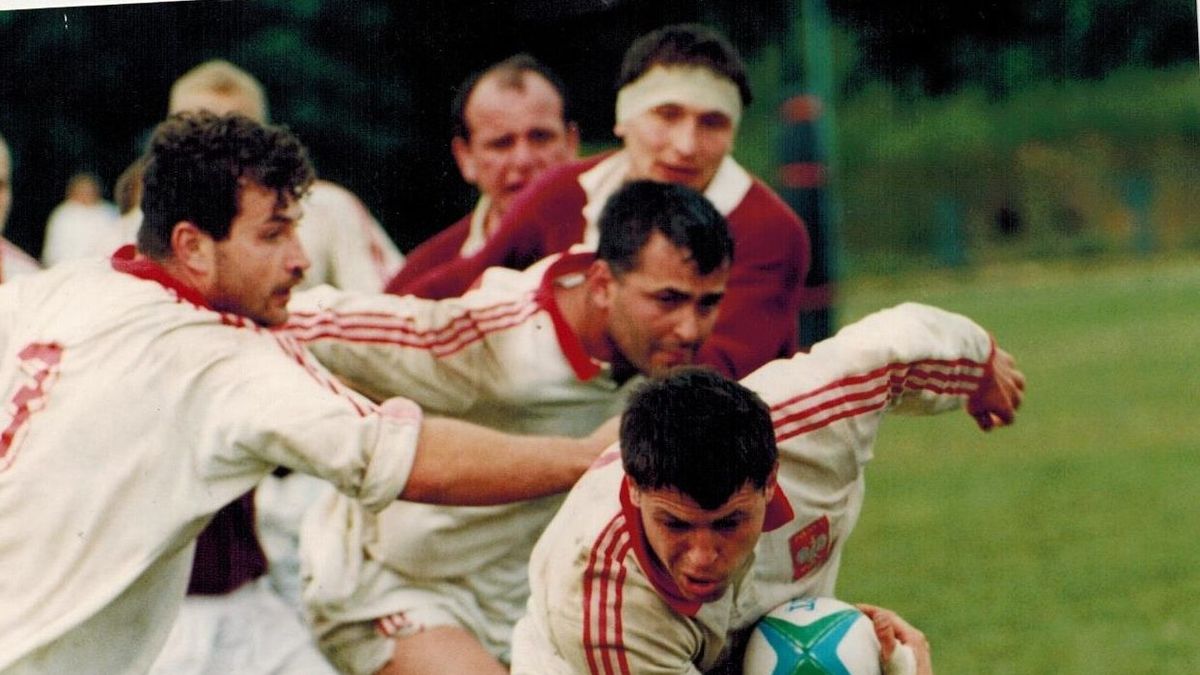 W kadrze zadebiutował już po roku treningów. Na zdjęciu Piotr Choduń z piłką