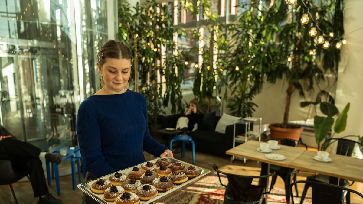 Kawiarnia Znaki w CSW, oferuje domowe pączki zgodnie z kulinarny