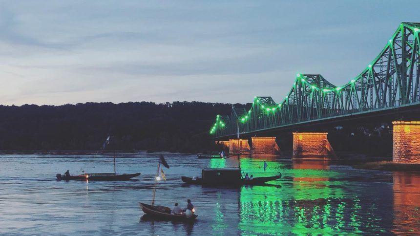 Nocna parada łodzi podczas Festiwalu Wisły