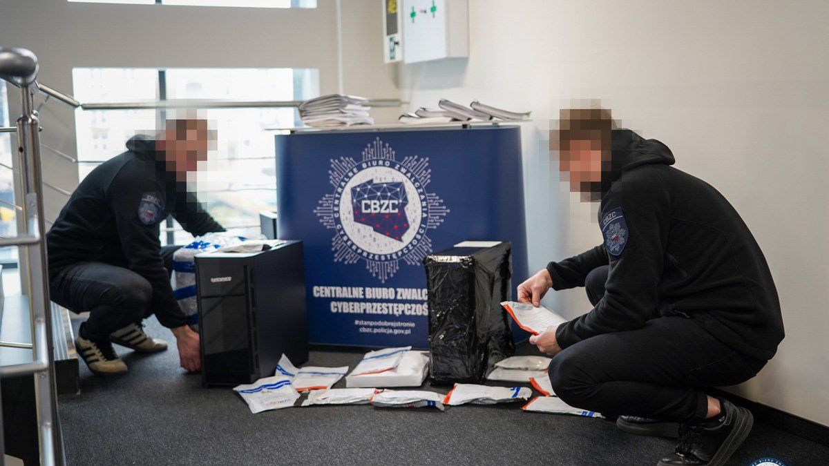 Funkcjonariusze policji w trakcie działań