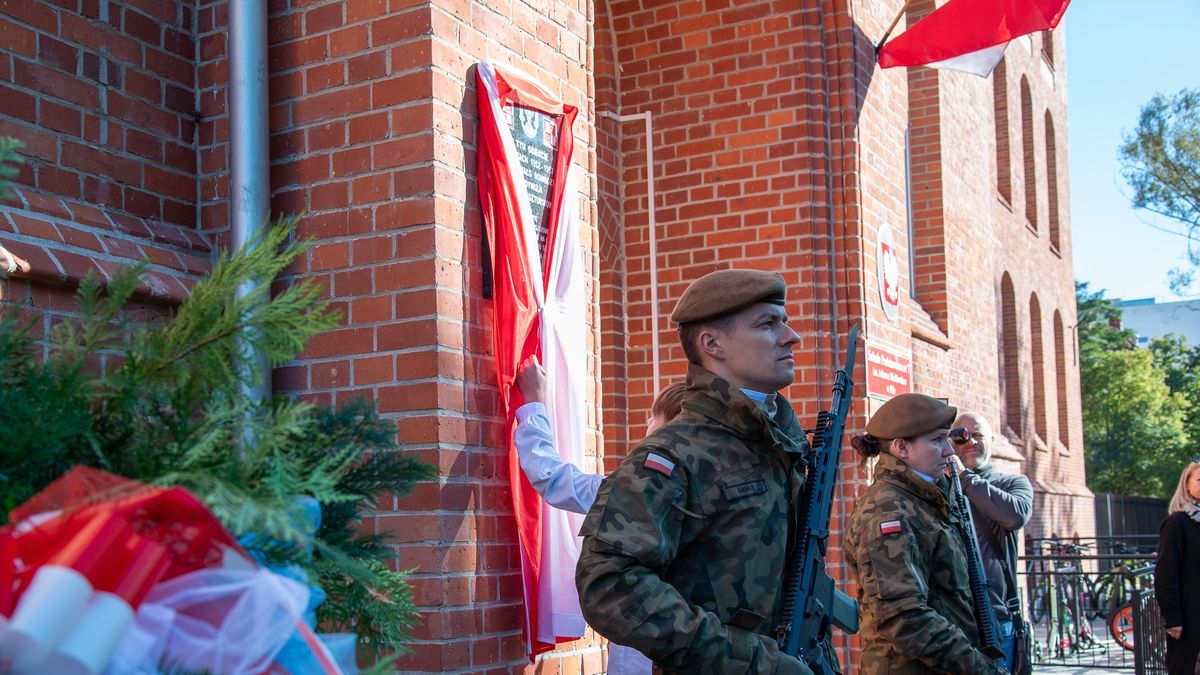 Uroczystość pod SP nr 7 w Pile. 