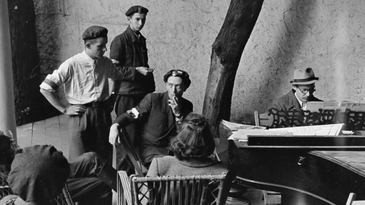 Powstańcy w ogródku kawiarni "U Aktorek"