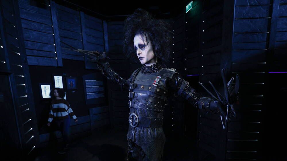 US filmmaker Tim Burton inaugurates 'Labyrinth' immersive exhibition in Barcelona
epa11204426 The figure of film character Edward Scissorhands of US filmmaker Tim Burton is displayed during the inauguration of 'Labyrinth', the immersive exhibition of US filmmaker Tim Burton in Barcelona, Spain, 07 March 2024. The exhibit is scheduled to open for public on 08 March and offers an hour-long labyrinth-like route to view some original pieces of Burton's creative universe.  EPA/Quique Garcia 
Dostawca: PAP/EPA.
Quique Garcia