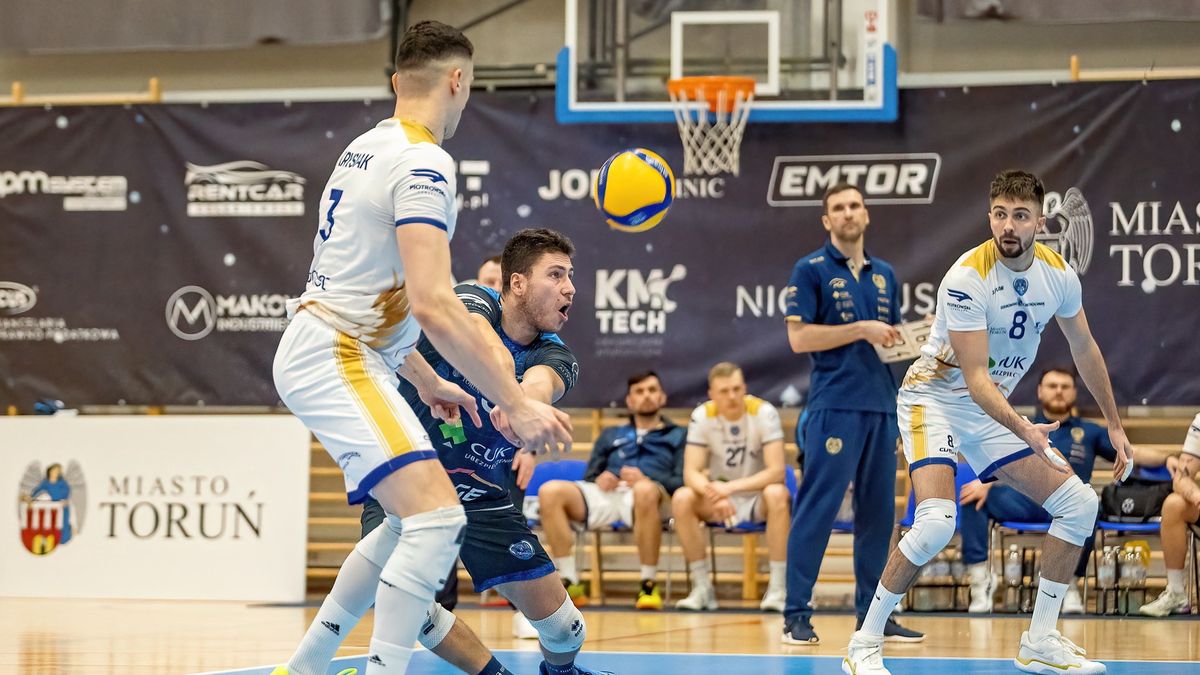 Siatkarze CUK Aniołów i trener Marcin Kryś