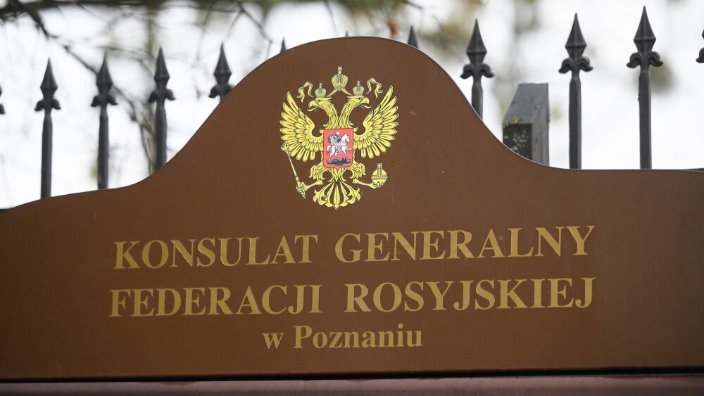 teren Konsulatu Generalnego Federacji Rosyjskiej
Pozna, 27.11.2024. Rozpocz�a si� wyprowadzka Konsulatu Generalnego Federacji Rosyjskiej w Poznaniu, 27 bm. Z obiektu zdj�to m.in. tabliczk� informacyjn�. Polski MSZ wycofa� zgod� na funkcjonowanie plac�wki wz. z wojn� Rosji przeciwko Ukrainie i hybrydowymi dzia�aniami wobec kraj�w UE. (aldg) PAP/Jakub Kaczmarczyk
***Do tego materia�u zdj�ciowego dost�pna jest r�wnie� depesza w systemie CSI, pt.: Pozna�/ Rozpocz�a si� wyprowadzka konsulatu Federacji Rosyjskiej***
Jakub Kaczmarczyk
Konsulat Generalny Federacji Rosyjskiej, likwidacja, Ministerstwo Spraw Zagranicznych, Pozna�, rosja, Rosji, siedziba, zamkni�cie