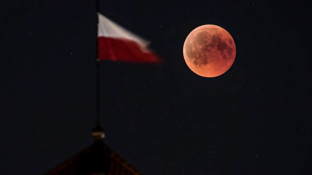 Za�mienie ksi�yca
�ukasz G�gulski
Krak�w, krzy�, ksi�yc, noc, za�mienie, za�mienie ksi�yca, zjawisko astronomiczne