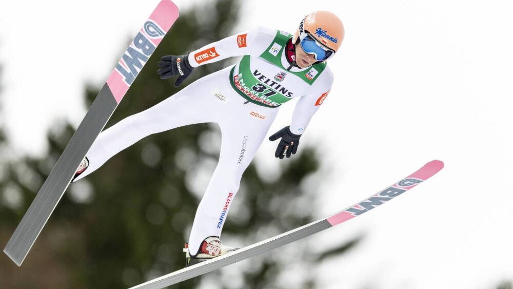 FIS Ski Jumping World Cup in Engelberg
epa12603258 Dawid Kubacki of Poland soars through the air during a training jump for the Men's Large Hill HS140 competition at the FIS Ski Jumping World Cup stop in Engelberg, Switzerland, 19 December 2025.  EPA/PHILIPP SCHMIDLI 
Dostawca: PAP/EPA.
PHILIPP SCHMIDLI
athlete, skier, skis