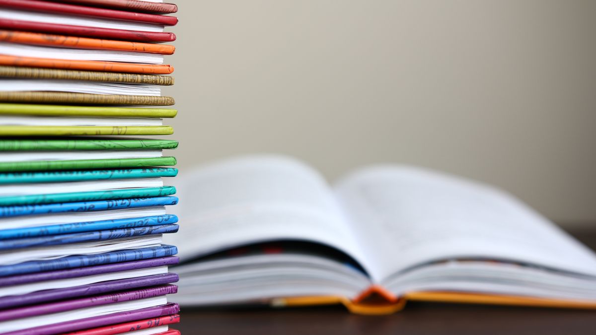 edukacja, stos, wiedza, papier, biblioteka, literatura, czytanie, informacja, kolor, nauka, biznes, badanie, czasopisma, magazyn, kolorowy, obiekt, grupa, strona, odkrywanie, twarda, student, kolekcja, pasja, czas wolny, towarzyski, czerwony, zielony, niebieski, fioletowy, aqua, różowy, biuro, wiersz, inspiracja, sztuka, sterta, zestaw, kolumna