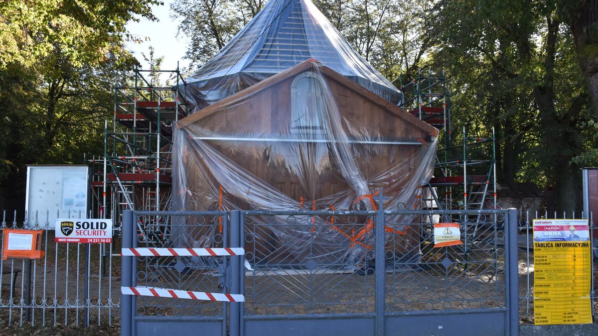 Zafoliowany kościół w Brwilnie