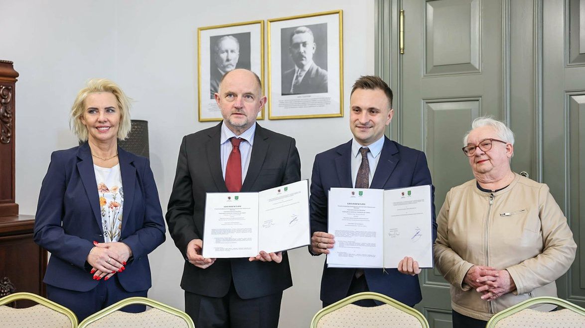 Po podpisaniu umowy. Na ścianie portret Stefana Łaszewskiego