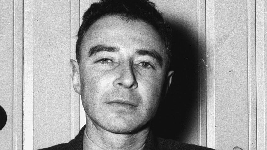 Robert Oppenheimer z papierosem
