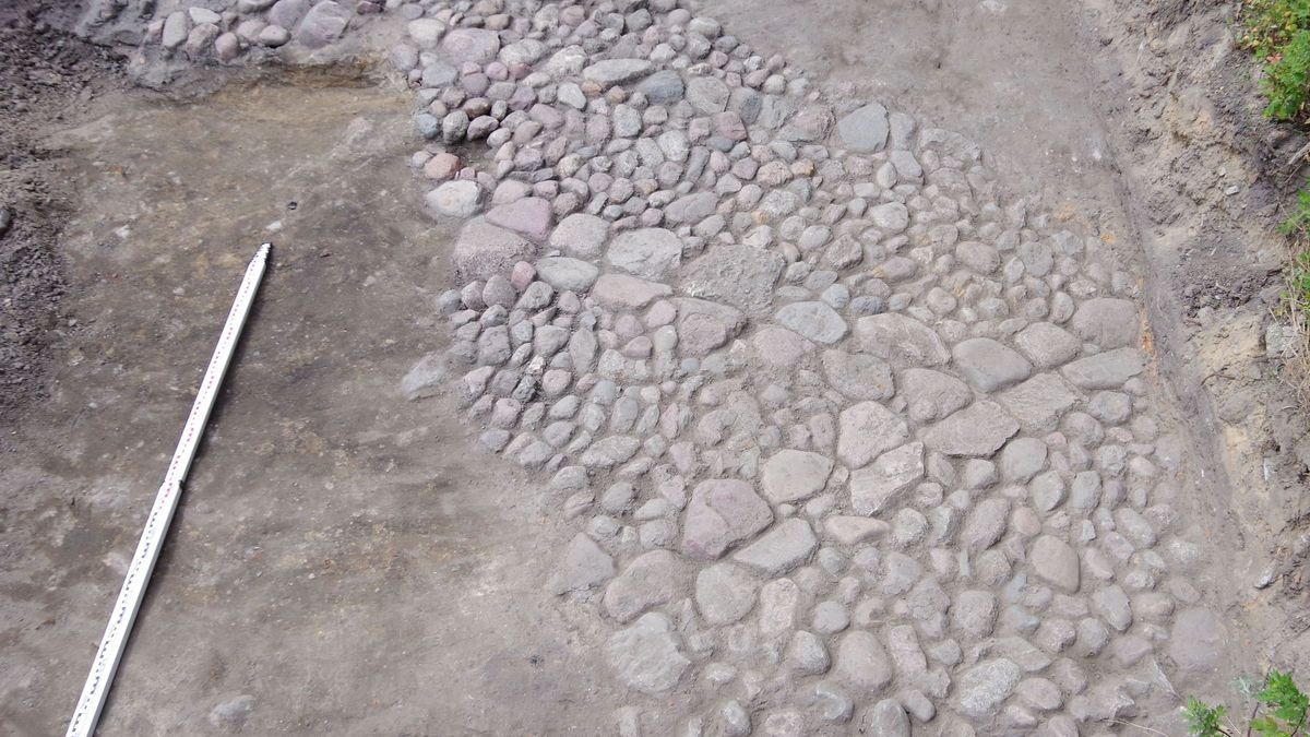 Fragment charakterystycznej dla okresu średniowiecza cegły tzw. „palcówki” odkrytej obok dobrze zachowanego bruku kamiennego