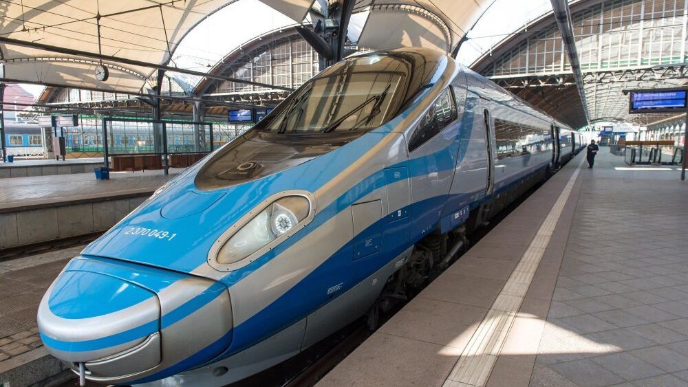 Pendolino
Wroc�aw, 17.03.2016. Poci�g Pendolino, 17 bm. na dworcu Wroc�aw G��wny. Bez rozm�w telefonicznych, muzyka s�uchana wy��cznie w s�uchawkach, a nawet rozmawianie szeptem, takie zasady obowi�zywa� b�d� w strefach ciszy w poci�gach Pendolino. Od 17 bm. mo�na kupi� bilet na podr� tak� stref�. Strefy ciszy pojawi� si� w ka�dym poci�gu Pendolino w wagonie nr 7 (kl.2) od 14 kwietnia br. (mr) PAP/Maciej Kulczy�ski ***Zdj�cie do depeszy PAP pt. Od czwartku mo�na kupi� bilety na podr� w strefie ciszy w poci�gu Pendolino***
Maciej Kulczy�ski
7, 7., druga klasa, numer, pendolino, pkp, poci�g, sk�ad, strefa ciszy, wagon, 2 2., ciszy, ilustracja ilustracje, spok�j spokoju