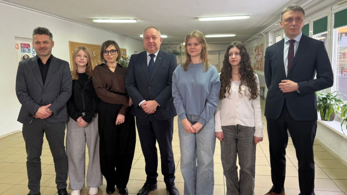 Prezydent Artur Łakomiec oraz uczniowie ostrowieckich szkół
