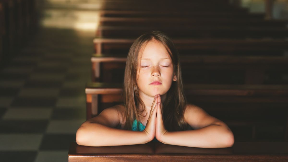 kościół, modląca się dziewczynka